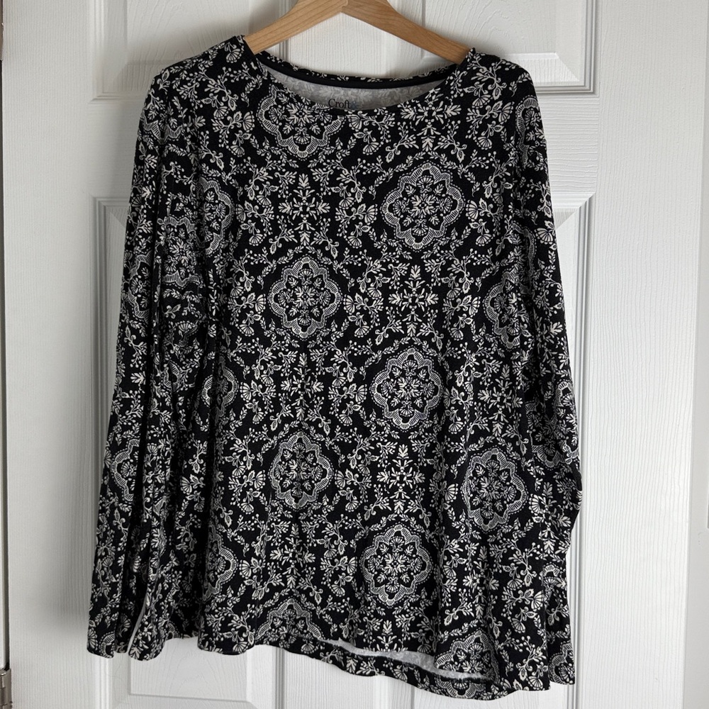 1X Black and White Floral Long Sleeve Top